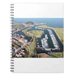 Cuaderno Willemstad in Nederland met moderne haven.