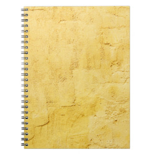 Cuaderno yeso texturizado abstracto amarillo claro en la pa