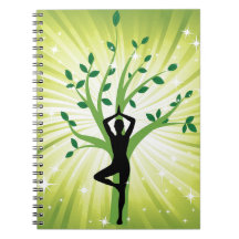 Yoga en verde con el árbol creciente