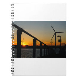Cuaderno Zonsondergang met windmolen aan waterkant.