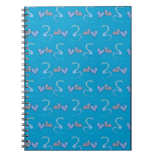 Cuadernos azules con motivos de corazones y serpie