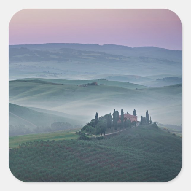 Cuadrada Amanecer rosa sobre un pegatina paisajista toscano (Anverso)