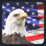 Cuadrada Bandera estadounidense y Pegatina personalizado de<br><div class="desc">Personalízalo con tus detalles. ¡Edite el tipo de letra,  el tamaño de la fuente y el color y la ubicación del texto!</div>