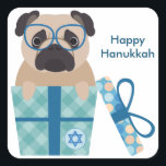 Cuadrada Feliz Pegatina de Hanukkah Pug<br><div class="desc">Un regalo divertido de Chanukah para cualquiera que ame los perros... ¡especialmente cachorros de pug! ¡Feliz Hanukkah!</div>