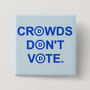 Cuadrada La multitud no vota. Chapa