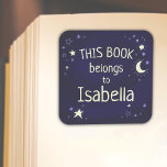 Cuadrada Pegatina de planchas de revistas sobre estrellas y<br><div class="desc">Este pegatina de planchas de libros presenta un diseño celeste con lunas y estrellas en un fondo azul de medianoche. Esto sería perfecto para cualquier biblioteca o un regalo para alguien a quien le gusta leer.</div>