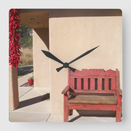 Cuadrado banco rojo rústico en un reloj