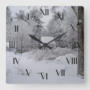Cuadrado Casa bien vieja en reloj posterior del invierno