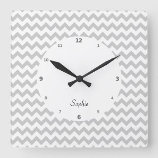 Cuadrado Chevrras Gris Sobre El Reloj De Muro Blanco