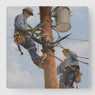 Cuadrado equipo de lineman trabajando en un reloj de polo