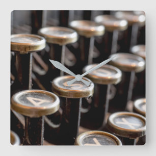 Cuadrado La máquina de escribir vieja cierra el reloj de