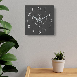 Cuadrado Reloj de Monograma de Corazón en Pizarra de Recién