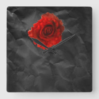 Rosa roja en el reloj negro de la pared