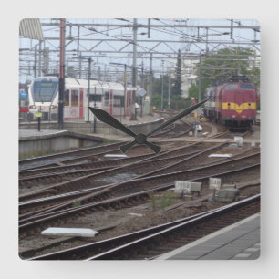 Cuadrado Trenes de pasajeros que llegan al reloj de la esta