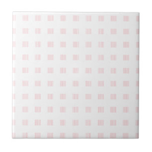 Cuadrados blancos y rosados de azulejos cerámicos