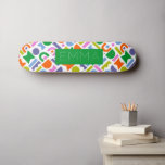 Cuadros de skateboard personalizados con formas ge<br><div class="desc">Un diseño colorido y moderno con formas geométricas. Este diseño lúdico está inspirado en un estilo retro y moderno de mediados de siglo y puede ser personalizado con un nombre, monograma o iniciales. Los colores incluidos en este patrón abstracto son: azul, púrpura, rosa, verde, amarillo, rosa y naranja sobre un...</div>