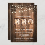 CUALQUIER EDAD - Invitación de cumpleaños de barba<br><div class="desc">Esta rústica invitación a la barbacoa es perfecta para una barbacoa en el patio trasero. Cuenta con luces de cuerda y madera. Es perfecto para un fiesta casual.</div>