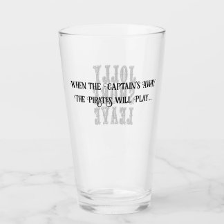 Cuando el capitán se aleja del vaso de cerveza