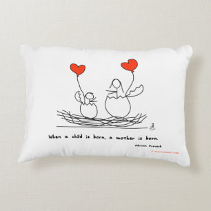 "Cuando un niño nace, una madre nace." Almohada