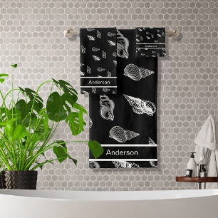 Cuarto de baño de conchas náuticas en blanco y neg