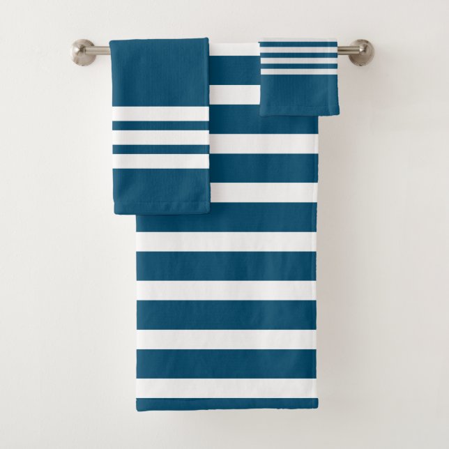 Cuarto de baño de rayas azules y blancas (In situ)