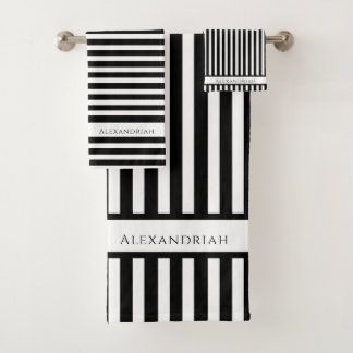 Cuarto de baño de rayas blancas negras monogramada
