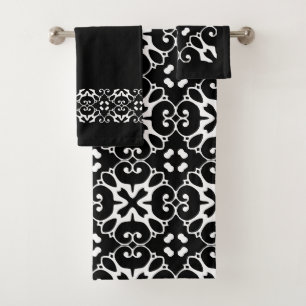 Cuarto de baño moderno blanco y negro con damasco