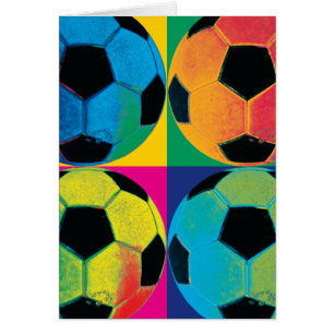 Cuatro balones de fútbol en diversos colores