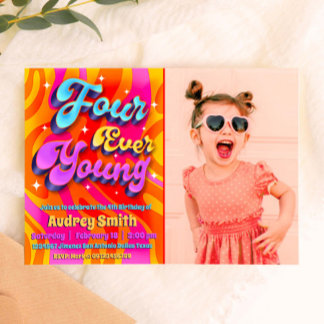 Cuatro cumpleaños jóvenes con invitación fotográfi