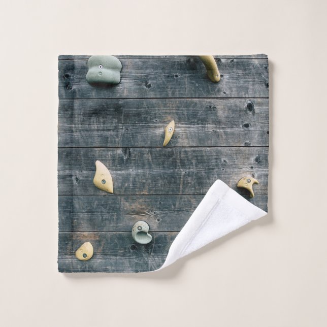 Cuatro decoraciones de madera marrón en la pared (Toallita)