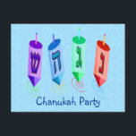 Cuatro invitaciones de Dreidels<br><div class="desc">Cuatro dreidels multicolores que muestran la monja,  el gimel,  el hei,  y la espinilla. Impostor de Nes Gadol Hayah. Un diseño de Chanukah. Invitaciones adaptables del fiesta de Chanukah--añada y modifique para requisitos particulares con su información.</div>