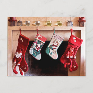 Cuatro medias del navidad que cuelgan en la