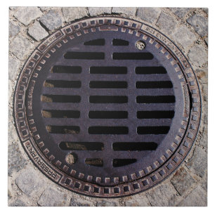 Cubierta de boca y baldosa cerámica del camino de