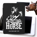 Cubierta De iPad Air Cuitero americano Cowboy Cowgirl Occidental<br><div class="desc">El diseño de los cuartos de caballo americanos. Vaquero,  vaquera,  silvestre oeste,  diseño gráfico occidental con un cuarto de caballo corriendo y letras de estilo occidental. Disponible en muchos productos. Muestra tu amor por estos caballos icónicos con este elegante diseño occidental.</div>