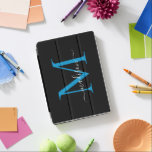 Cubierta De iPad Air Escritura de estilo femenino con monograma azul ne<br><div class="desc">Tapa elegante de color azul azul negro moderno Monograma femenino con estilo Girly Diseño Script iPad</div>