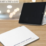 Cubierta De iPad Air Estuche simple para iPad de negocios<br><div class="desc">Elevar la imagen de su negocio con este estuche para iPad elegante y personalizable, perfecto para profesionales que buscan mostrar su marca. Diseñado en un blanco limpio con acentos atemporales de azul marino y oro, este funda ofrece un aspecto moderno y minimalista mientras ofrece espacio para el nombre de su...</div>