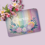 Cubierta De iPad Air Flores pasteles y rayas arcoiris<br><div class="desc">Su nombre está encima de una corona de flores pastel. El fondo sombrío de unicornio tiene rayas color arcoiris pastel.</div>