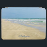 Cubierta De iPad Air Hermoso Monograma de Sandpiper con fotografía de p<br><div class="desc">Hermoso estuche para iPad playa con magnífica fotografía junto al mar con un paracaidismo de bonito parado en el borde de las olas del océano en un soleado día de verano. Unas bonitas olas de agua azul verdoso se extienden hasta la orilla de arena donde tu nombre está personalizado en...</div>