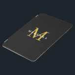 Cubierta De iPad Air Monograma Black Gold Nombre inicial personalizado<br><div class="desc">Diseño moderno en negro y oro con monograma inicial personalizado y nombre.</div>