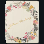 Cubierta De iPad Autumt Floral Wreath Yellow Green con nombre<br><div class="desc">Esta elegante cubierta para el iPad personalizado cuenta con una hermosa corona de vegetación floral de otoño en una encantadora paleta de otoño de amarillo mostaza,  verde salvia y rubor. Personalízalo con tu nombre en letras de guiones. Gran idea de regalo.</div>