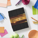 Cubierta De iPad Diseño geométrico metálico de oro y negro<br><div class="desc">Imagen de brillantes rayas metálicas de oro con fondo geométrico metálico negro. Monograma opcional</div>