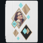 Cubierta De iPad Foto y monograma del patrón de diamantes geométric<br><div class="desc">Crea una elegante cubierta para iPad personalizado con una moda y un moderno diseño geométrico de diamante en oro brillante, agua y negro sobre un fondo blanco. Personalice este elemento con su foto deseada subiendo la foto en lugar de la foto de ejemplo mostrada en la plantilla de diseño. Edite...</div>