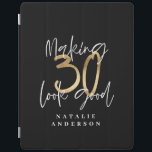 Cubierta De iPad Hacer que 30 se vea como una buena celebración de<br><div class="desc">Celebra tu 30 cumpleaños con estilo con este efecto negro,  blanco y dorado 30 y un fabuloso diseño de cumpleaños. Un diseño moderno con texto de guión y gráficos en negrita. Cambie el color al personalizar. Parte de una colección.</div>