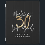 Cubierta De iPad Hacer que 30 se vea como una buena celebración de<br><div class="desc">Celebra tu 30 cumpleaños con estilo con este efecto negro,  blanco y dorado 30 y un fabuloso diseño de cumpleaños. Un diseño moderno con texto de guión y gráficos en negrita. Cambie el color al personalizar. Parte de una colección.</div>