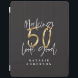 Cubierta De iPad Haciendo que 50 parezca buena celebración de cumpl<br><div class="desc">Celebra tu cumpleaños número 50 con este efecto negro,  blanco y dorado de 50 y un fabuloso diseño de cumpleaños. Diseño moderno con texto de guión y gráficos en negrita. Cambie el color al personalizar. Parte de una colección.</div>