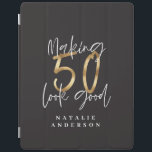 Cubierta De iPad Haciendo que 50 parezca buena celebración de cumpl<br><div class="desc">Celebra tu cumpleaños número 50 con este efecto negro,  blanco y dorado de 50 y un fabuloso diseño de cumpleaños. Diseño moderno con texto de guión y gráficos en negrita. Cambie el color al personalizar. Parte de una colección.</div>