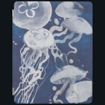 Cubierta De iPad Mariscas en el fondo de la marina<br><div class="desc">Jellyfish sobre el artista de fondo de la marina: Grace Popp</div>