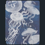 Cubierta De iPad Mariscas en el fondo de la marina<br><div class="desc">Jellyfish sobre el artista de fondo de la marina: Grace Popp</div>