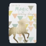 Cubierta De iPad Mini Busque el Magic Everyday Gold Unicorn<br><div class="desc">June Erica Vess es una artista contemporánea a la que le encanta utilizar líneas, patrones y colores vibrantes en sus pinturas. Esta divertida y ondulada impresión con una silueta de unicornio dorado y una cita motivacional ha sido oficialmente autorizada por el World Art Group. El lindo patrón colorido, el brillante...</div>