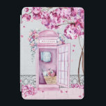 Cubierta De iPad Mini Cabina de teléfono floral rosa personalizada<br><div class="desc">Esta hermosa cubierta del iPad incluye una cabina de teléfono rosa adornada con flores y un árbol cercano lanzando flores rosas en el suelo. Puedes personalizar con tu nombre.</div>